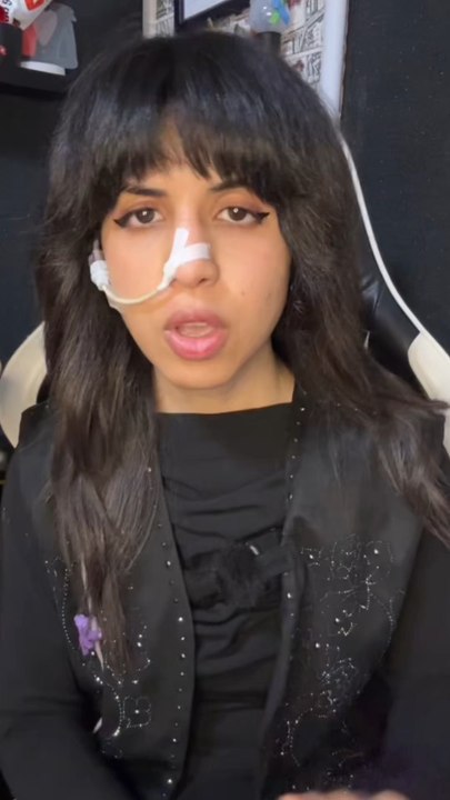Le 24 mai 2016, à 16 ans, on m’a diagnostiquée une Gastroparésie sévère après plusieurs années d’errance médicale suite à des vomissements chroniques. Vidéo longue et détaillée sur ma chaîne Ytb.