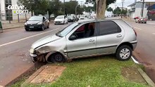 Motorista bêbado é preso após bater em árvore e atingir carro parado em Cascavel