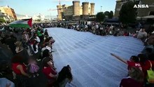 A Napoli in corteo un lungo sudario con i nomi di bimbi morti in Palestina