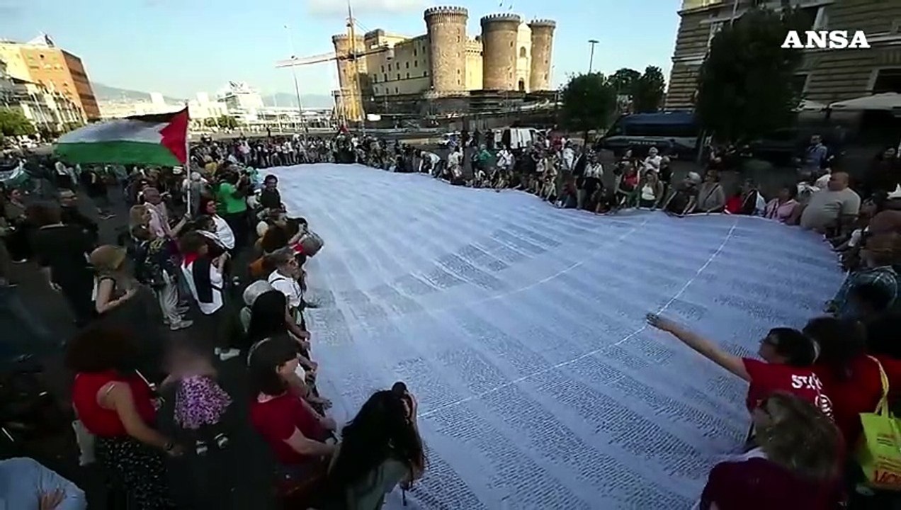 A Napoli in corteo un lungo sudario con i nomi di bimbi morti in Palestina