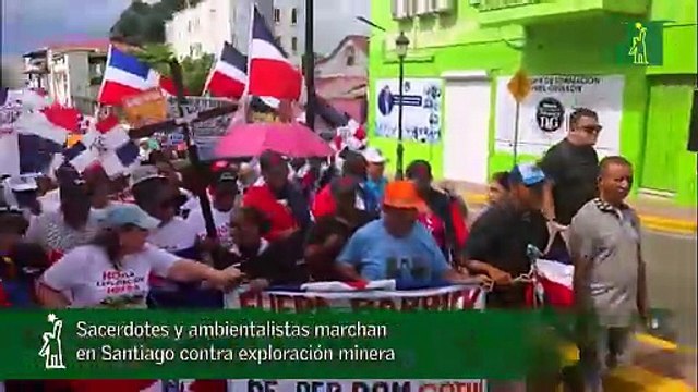 Sacerdotes y ambientalistas marchan en Santiago contra exploración minera