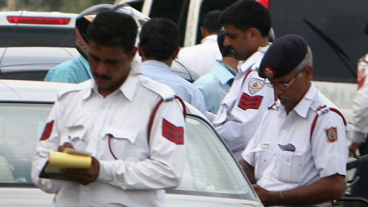 Delhi: रॉन्ग साइड ड्राइविंग पर सख्ती, 1,170 FIR और 1,179 गाड़ियां जब्त