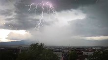 Tokat'ta peş peşe düşen yıldırımlar kamerada