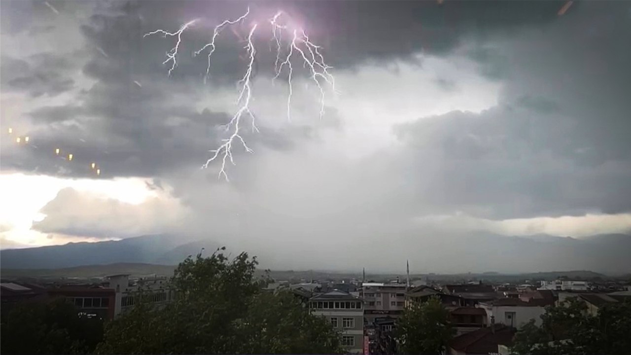 Tokat'ta peş peşe düşen yıldırımlar kamerada