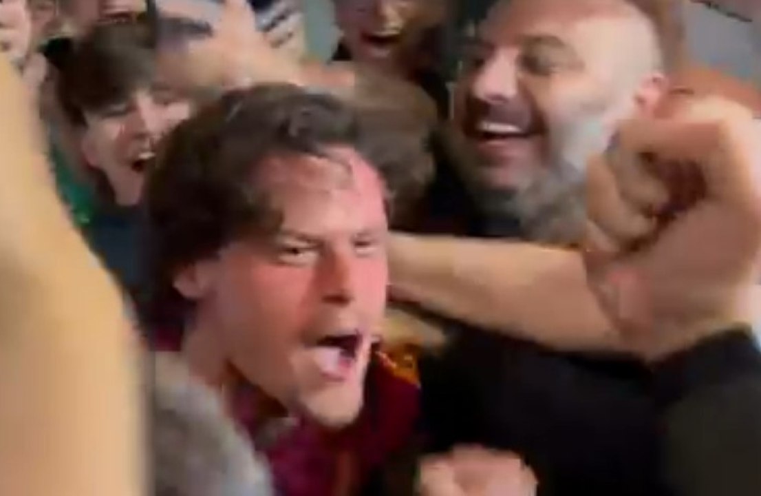 Svilar pazzo di Roma! Che festa coi tifosi a Fiumicino per la qualificazione in Champions League