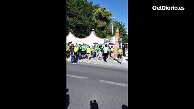 Educación prohíbe la entrada a la sede de Campanar a cientos de docentes y les obliga a concentrarse en la calle