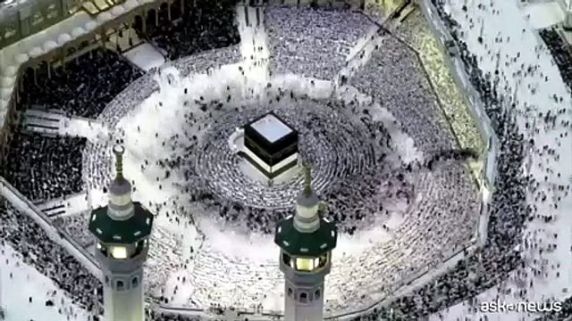 Il rituale del Tawaf nella Grande Moschea della Mecca in timelapse