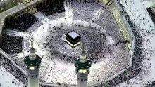 Il rituale del Tawaf nella Grande Moschea della Mecca in timelapse