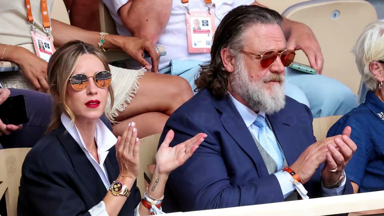 Russell Crowe innamorato e fortunato sugli spalti del Roland Garros
