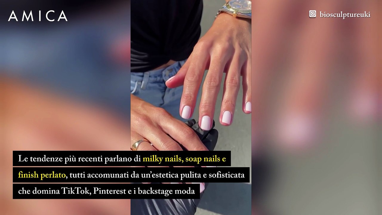 Le unghie bianche sono le nuove nude: la manicure è candida per l'estate