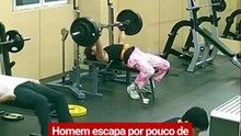 Homem escapa por pouco de ser esmagado por barra de 145 kg em academia na China