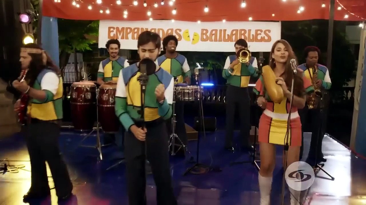 15. Los Latinos reciben la propuesta de tocar en la fiesta del club