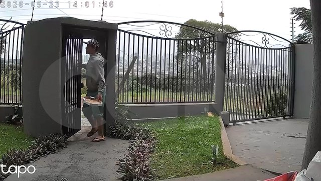 Câmera flagra homem que invadiu casa e furtou pistola, munições e joias; ajude a denunciar