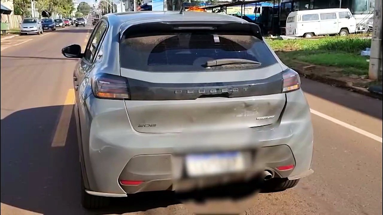 Kwid e Peugeot 208 se envolvem em acidente na Rua Jorge Lacerda