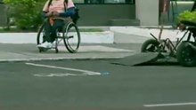 Un repartidor en silla de ruedas llamó la atención en redes sociales tras adaptar su motocicleta para continuar trabajando en calles de la CDMX 🏍️♿.