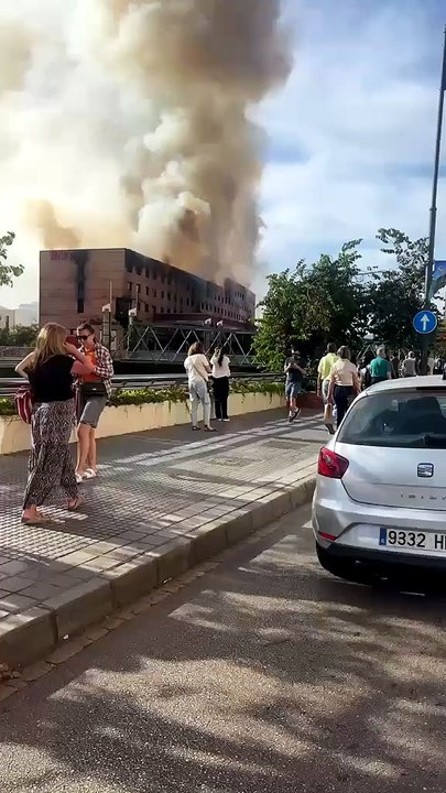 El incendio del local Le Grand Café en Málaga se aviva en el Hotel Ibis del mismo edificio