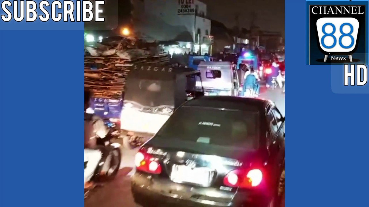 ضلع وسطی گلبرگ ٹاؤن بلاک 18 بیالہ ہوٹل کے نزدیک گجر نالے کے ساتھ ناظم اباد نمبر1 رضویہ سوسائٹی کا رہائشی منیر باڑے والا علاقہ مکینوں اور شہریوں کے لیے وبال جان بن گیا۔جرائم پیشہ سہولت کاروں کی سر پرستی میں رہائشی علاقے میں غیر قانونی باڑے کے ساتھ ساتھ  غی