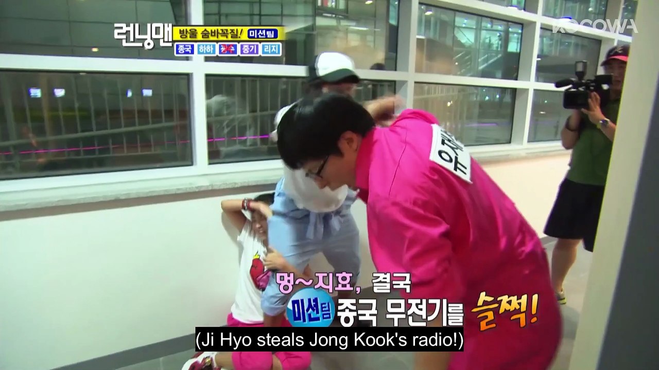 Ji Hyo Caught Jong Kook and Won’t Let Him Go! Running Man Classics EP14 KOCOWA+
