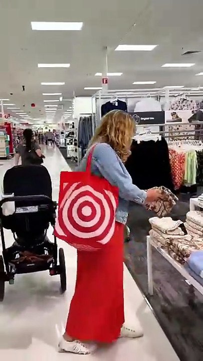 Soldier surprises wife after returning home from deployment early ❤️❤️👏🏻