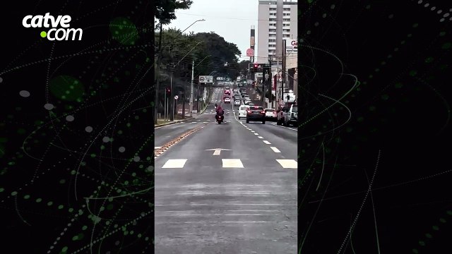 Jovens são flagrados em moto elétrica sem capacete e circulando de forma irregular em Cascavel