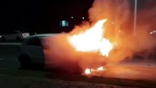 Veículo pega fogo perto do viaduto de acesso à Umuarama e bombeiros são acionados