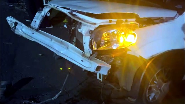 Acidente entre dois carros assusta moradores no Bairro Neva