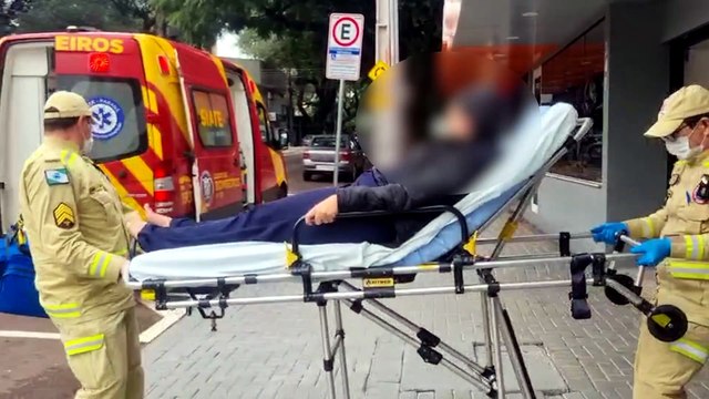 Jovem sofre queda em escadaria de colégio no Centro de Cascavel e é socorrida pelo Siate