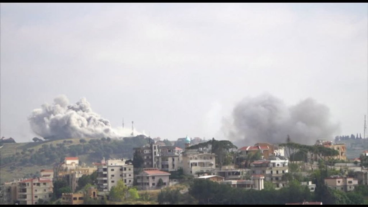 Raid israeliani in Libano, una densa colonna di fumo su Nabatieh