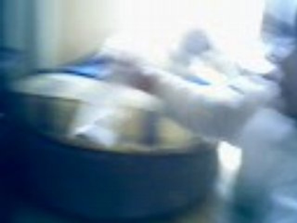 cycy marche , un bisous a maman et elle danse !