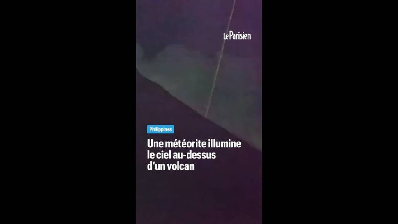 Une météorite illumine le ciel au-dessus d'un volcan