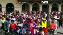 Clowns füllen Limas Straßen: Umzug zum Tag des Lachens