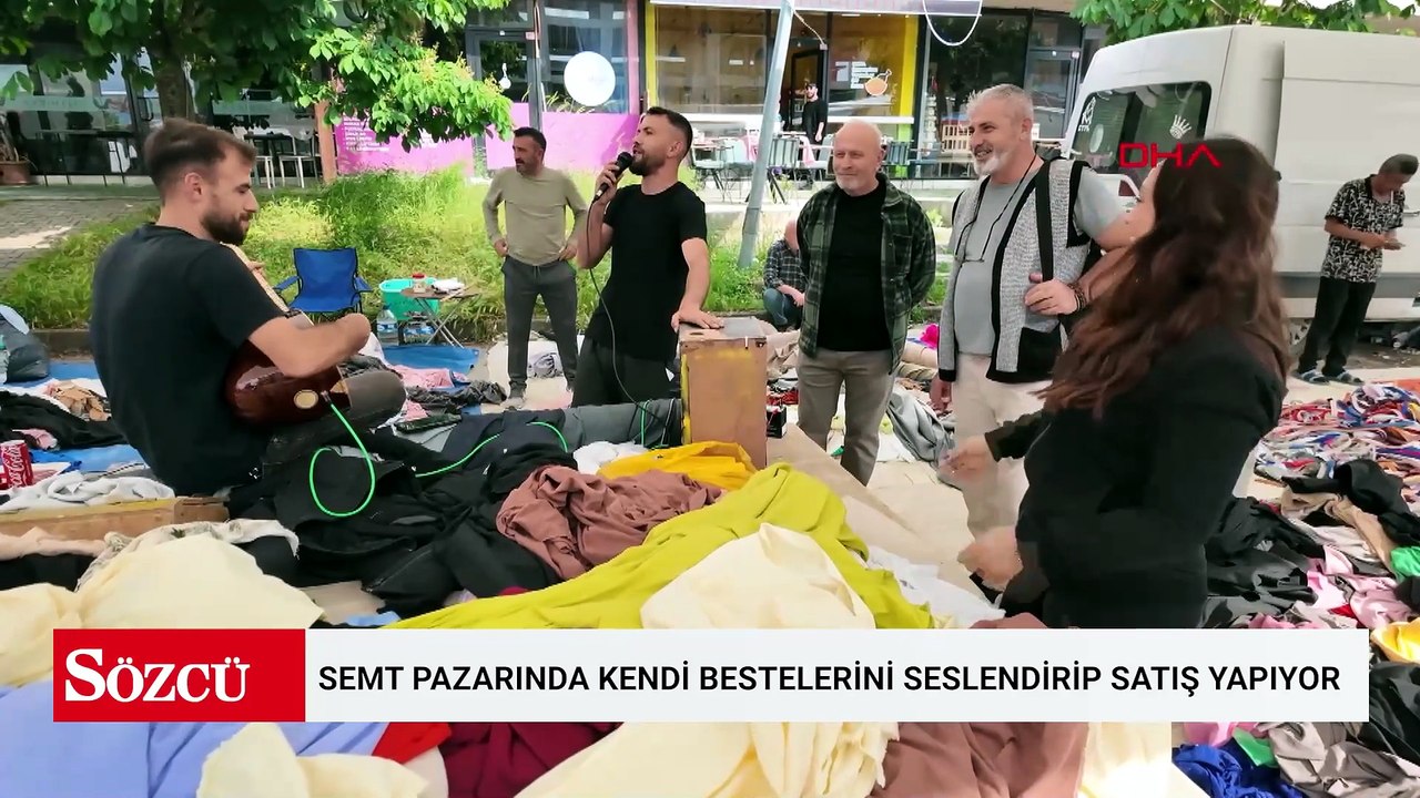 Semt pazarında kendi bestelerini seslendirip satış yapıyor