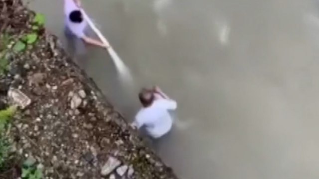 Derede balık avlarken yeğeniyle akıntıya kapılan amcayı arama çalışmaları sürüyor; son anları kamerada!