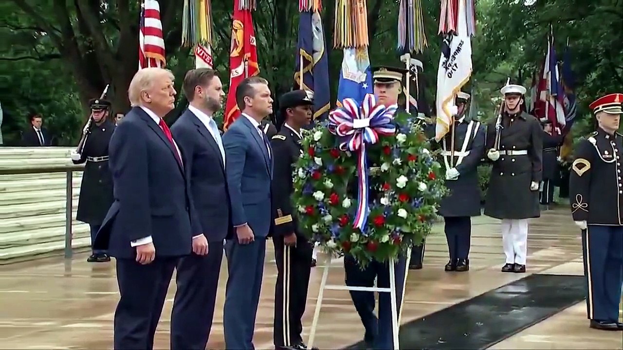 🇺🇸🕊️ Le président Trump dépose une gerbe sur la Tombe du Soldat inconnu en hommage au Memorial Day. 🙏🇺🇸