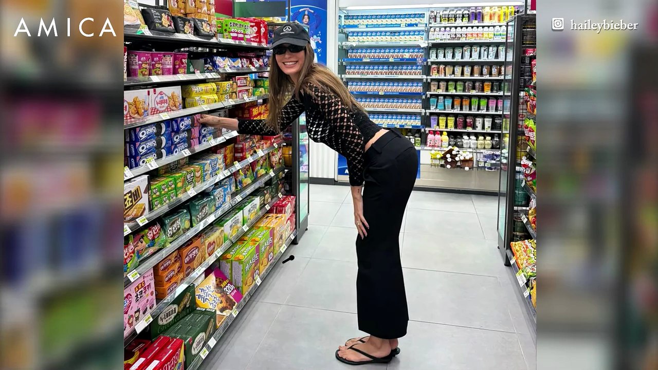 Hailey Bieber inaugura la stagione delle infradito con il micro tacco