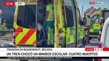 Conmoción: un tren chocó contra un micro escolar y hay cuatro muertos
