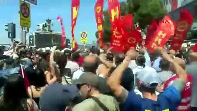 Özgür Özel'in mitingi öncesi ortalık karıştı: Polisten tazyikli su ve biber gazıyla müdahale