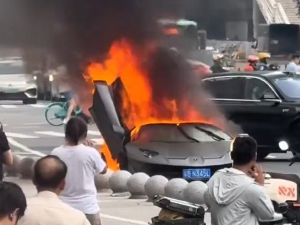Lamborghini fackelt mitten unter Passanten ab