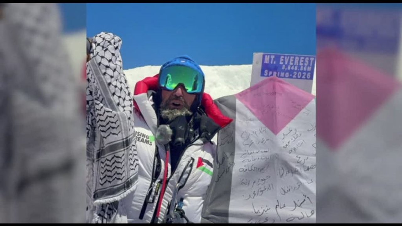 Everest, alpinista italiano in vetta con i sogni dei bambini di Gaza