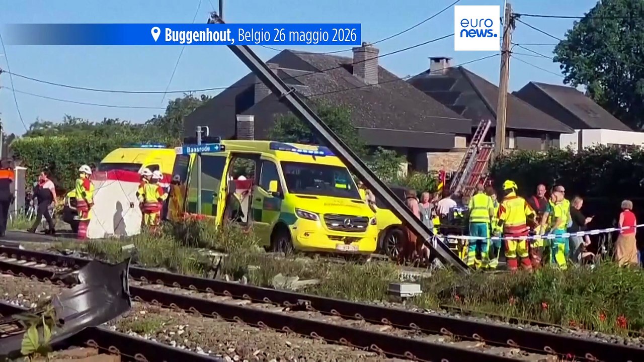 Belgio, treno travolge scuolabus: il passaggio a livello era chiuso, avviata un'inchiesta