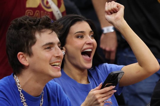 La efusiva celebración de Kylie Jenner y Timothée Chalamet tras pase de los Knicks a finales