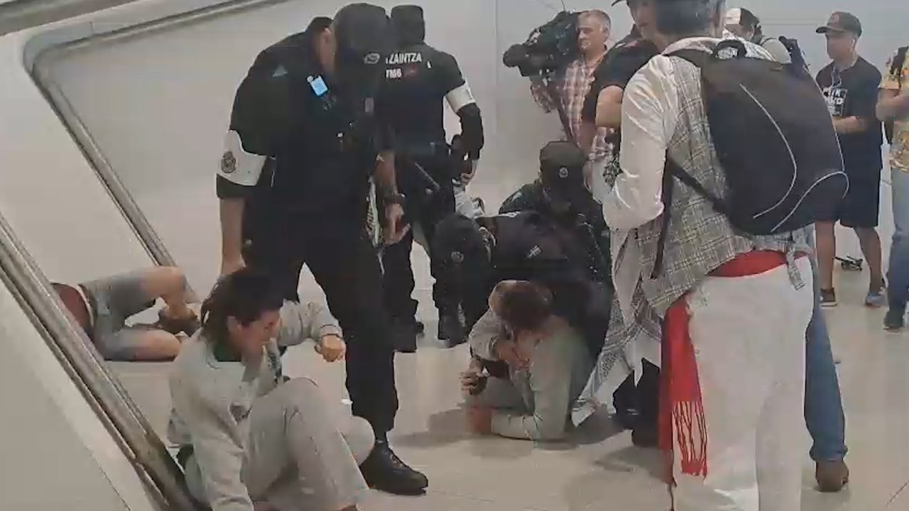 Incidentes en el aeropuerto de Bilbao en el recibimiento a activistas de la 'flotilla'