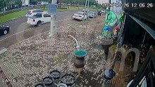 Câmera flagra momento em que motociclista bate na Tancredo Neves