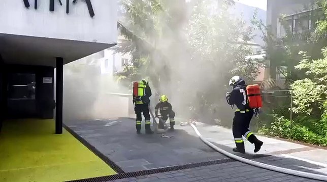 Bressanone, fumo e fiamme nel parcheggio sotterraneo: l'intervento dei pompieri