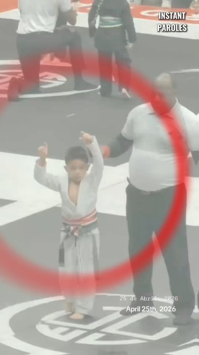 Ce petit garçon invite ses concurrents à monter en haut du podium avec lui