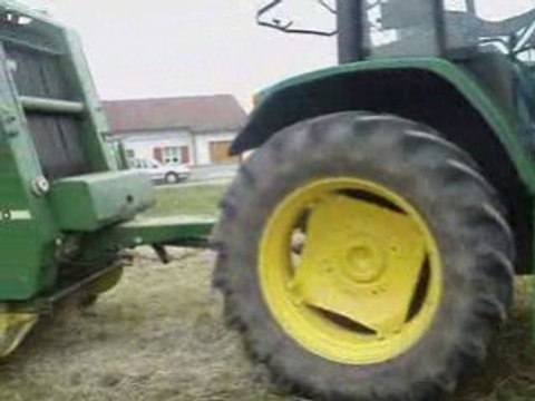 Pressage du foin avec John Deere 6600 et presse John Deere