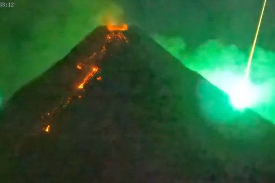 Meteorito del espacio exterior cruza sobre un volcán en erupción en Filipinas