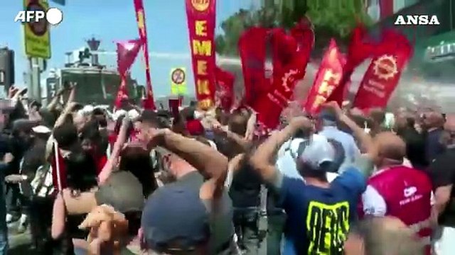Turchia, tensioni ad una manifestazione dell'opposizione a Smirne