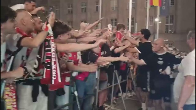 Impresionante recibimiento al Rayo Vallecano de su afición en la llegada al hotel de Leipzig
