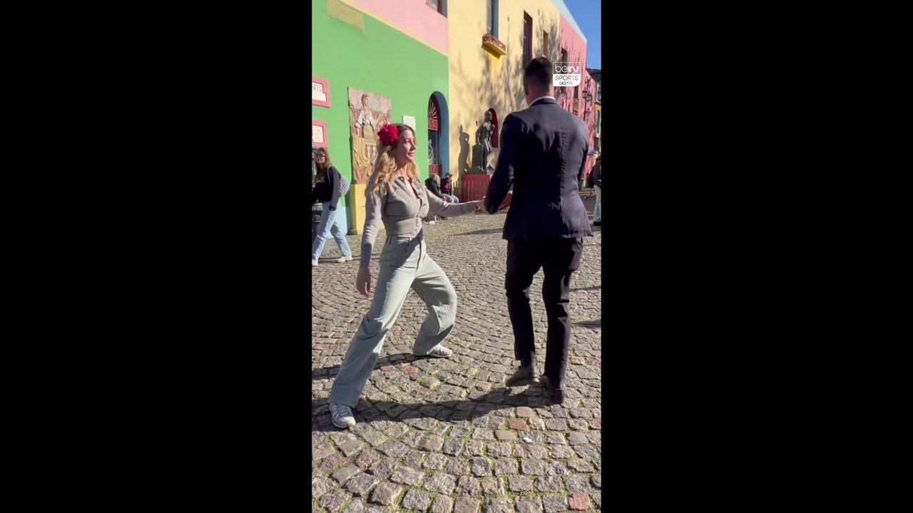 Descubriendo pasos de tango 🤩  Ana Quiles vive un día de Libertadores en La Boca 🔵🟡  No te pierdas el video completo en nuestro canal de YouTube 📼